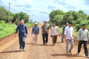 Read more about the article គណៈកម្មាការអន្តរក្រសួង រួមមានក្រសួងអភិវឌ្ឍន៍ជនបទ ក្រសួងសេដ្ឋកិច្ច ចុះពិនិត្យ និងវាយតម្លៃ ការងារថែទាំផ្លូវ ២ ខ្សែ ប្រវែងសរុប ១៦.៥០០ ម៉ែត្រ ក្នុងភូមិសាស្ត្រ ស្រុកតំបែរ ខេត្តត្បូងឃ្មុំ