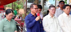 Read more about the article ឯកឧត្ដម ង៉ូវ បូរីណា បានអញ្ជេីញប្រគល់កូនឈេីចំនួន ៦០០ ដេីម​ ជូនប្រជាពលរដ្ឋ និងសិស្សានុសិស្ស សាលាបឋមសិក្សាទួលតាហោ