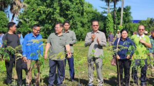 Read more about the article ឯកឧត្ដម​ ង៉ូវ​ បូរីណា​ បន្ដដឹកនាំ​ប្រជាពលរដ្ឋ​អនុវត្ត​យុទ្ធនាការ​ ពន្លក​បៃតង​