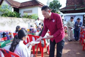 Read more about the article ឯកឧត្តម ប៉ែន កុសល្យ អញ្ជើញនាំយកអំណោយសាខាកាកបាទក្រហមកម្ពុជាខេត្តត្បូងឃ្មុំ ជូនដល់ប្រជាពលរដ្ឋងាយរងគ្រោះចំនួ ៣១ គ្រួសារនៅក្នុងស្រុកមេមត់