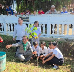 Read more about the article ឯកឧត្តម ង៉ូវ បូរីណា បានដឹកនាំ ប្រជាពលរដ្ឋសិស្សានុសិស្ស បន្តដាំកូនឈើតាមដងផ្លូវក្នុងស្រុកអូររាំងឪ