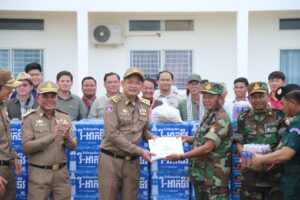 Read more about the article ឯកឧត្តម ប៉ែន កុសល្យ ដឹកនាំគណៈប្រតិភូខេត្តត្បូងឃ្មុំ ជួបសំណេះសំណាលសួរសុខទុក្ខ នាំយកស្បៀងអាហារ និងថវិកា ផ្តល់ជូននាយទាហាន នាយទាហានរង ពលទាហាន នៃកងពលតូចអន្តរាគមន៍លេខ៦ ក្នុងខេត្តឧត្តរមានជ័យ