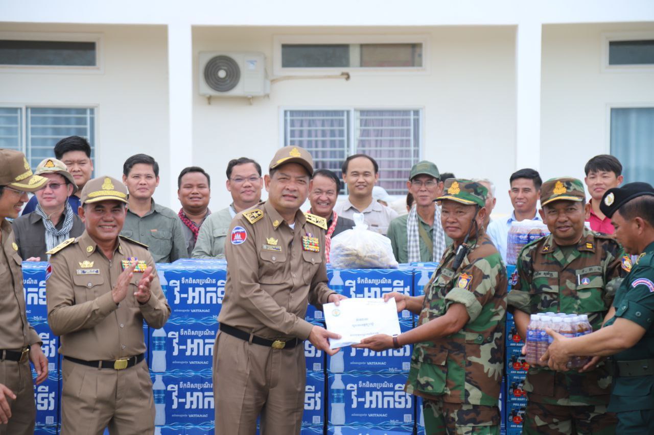 Read more about the article ឯកឧត្តម ប៉ែន កុសល្យ ដឹកនាំគណៈប្រតិភូខេត្តត្បូងឃ្មុំ ជួបសំណេះសំណាលសួរសុខទុក្ខ នាំយកស្បៀងអាហារ និងថវិកា ផ្តល់ជូននាយទាហាន នាយទាហានរង ពលទាហាន នៃកងពលតូចអន្តរាគមន៍លេខ៦ ក្នុងខេត្តឧត្តរមានជ័យ