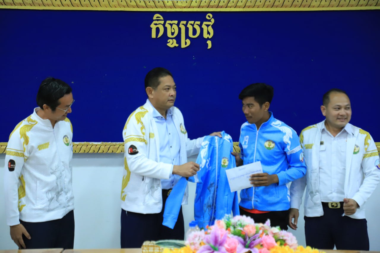 Read more about the article ឯកឧត្តម ប៉ែន កុសល្យ ជួបសំណេះសំណាល និងលើកទឹកចិត្តដល់ ក្រុមកីឡាករបាល់ទាត់ នៃក្លឹបមន្ទីរ អ.យ.ក ខេត្តត្បូងឃ្មុំ មុនពេលចេញទៅប្រកួតដណ្ដើមពានរង្វាន់សម្ដេចតេជោ ហ៊ុន សែន លើកទី ១៩ ឆ្នាំ ២០២៥-២០២៦ (ថ្នាក់ខេត្ត) នៅខេត្តព្រៃវែង
