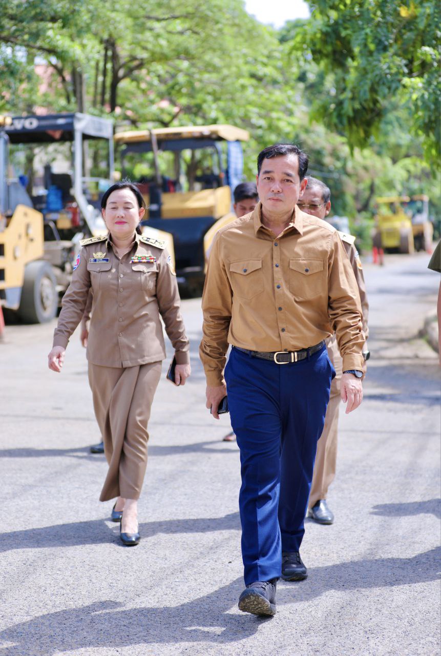 Read more about the article អភិបាលខេត្តកំពង់ចាម អញ្ជើញចុះពិនិត្យការដ្ឋានជួសជុលផ្លូវ​ នៃគម្រោងសាងសង់ប្រព័ន្ធលូរំដោះទឹកកខ្វក់ ក្នុងក្រុងកំពង់ចាម