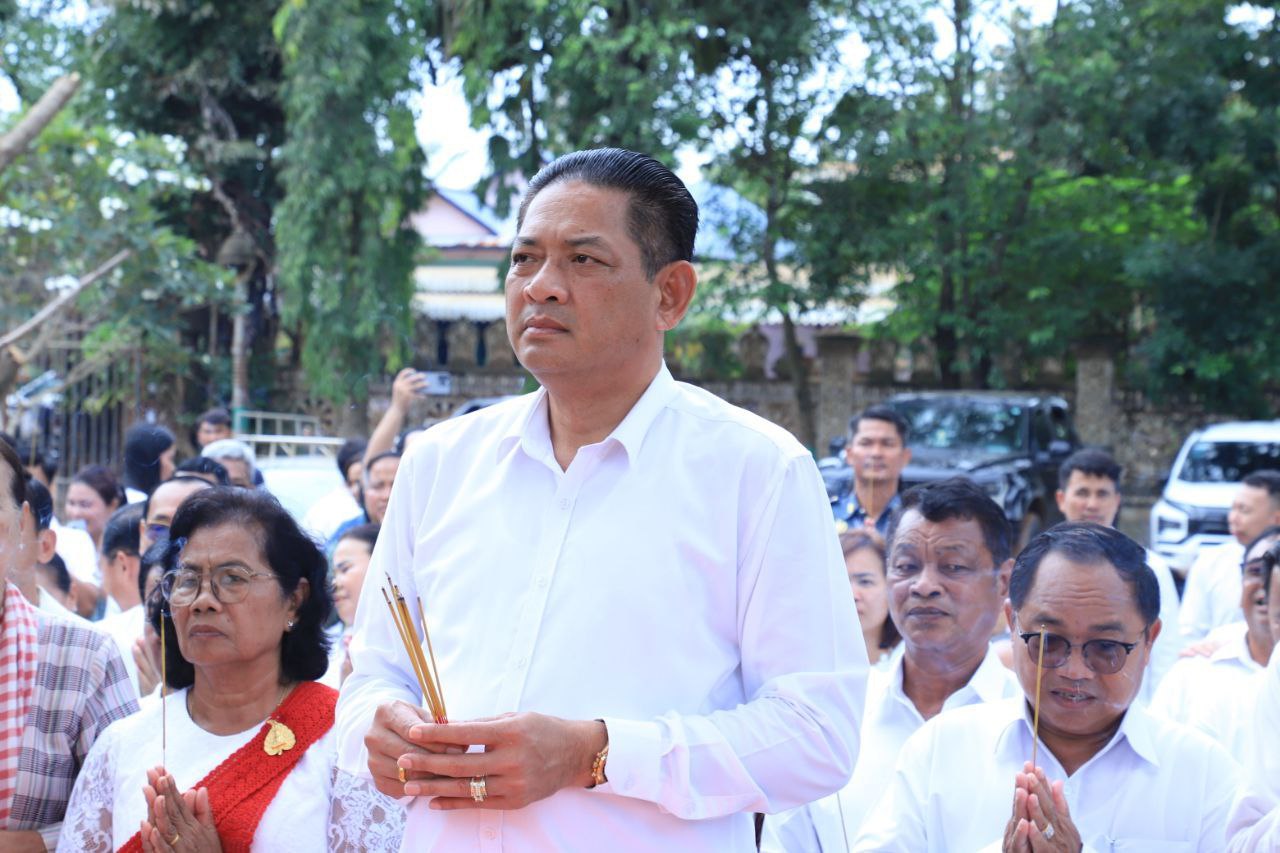 You are currently viewing រដ្ឋបាលខេត្តត្បូងឃ្មុំ ប្រារព្ធពិធីបួងសួង សុំសេចក្តីសុខ ជូនដល់កងទ័ពកម្ពុជាជួរមុខ ឈ្នះគ្រប់សមរភូមិ ក្នុងសង្គ្រាមឈ្លានពានទឹកដីពីសំណាក់ទាហានថៃ