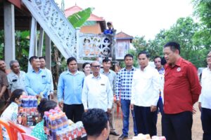 Read more about the article ជនភៀសសឹកនៅខេត្តព្រះវិហារ ខ្លះជាស្ត្រីមេម៉ាយ និងភរិយាកងទ័ពជួរមុខតំបន់ភ្នំទ្រព្យ បានជម្លៀសខ្លួនមកដល់ខេត្តត្បូងឃ្មុំ, ឯកឧត្តម ប៉ែន កុសល្យអភិបាលខេត្តត្បូងឃ្មុំ នាំយកអំណោយ និងថវិការជូនដល់ពលរដ្ឋ ក្នុងខេត្តត្បូងឃ្មុំ