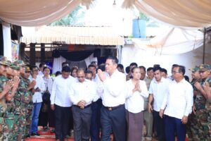 Read more about the article ថ្នាក់ដឹកនាំខេត្តត្បូងឃ្មុំ អញ្ជើញចូលរួមដាក់កម្រងផ្កា គោរពវិញ្ញាណក្ខន្ធសពលោកអនុសេនីយ៍ឯក អ៊ុន វណ្ណា ដែលបានពលី ក្នុងការវាយបកប្រឆាំងទាហានថៃឈ្លានពាន