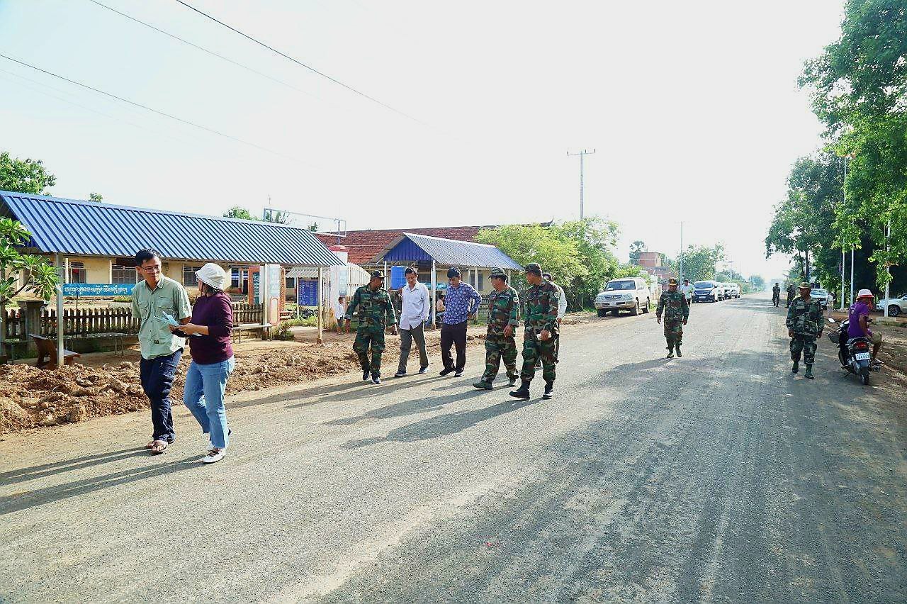 You are currently viewing គម្រោងស្តារឡើងវិញ ផ្លូវក្រាលកៅស៊ូពីរជាន់ DBST ប្រវែង ៤,០០០ម៉ែត្រ ក្នុងឃុំទួលសូភី និងឃុំគងជ័យ ក្នុងស្រុកអូររាំងឪ សម្រេចបាន ៨០ ភាគរយ