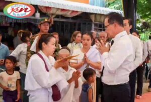 Read more about the article ឯកឧត្តម អ៊ាង សុផល្លែត អញ្ជើញគោរពវិញ្ញាណក្ខន្ធ សពព្រិន្ទបាលទោ ឆៃ រ័ត្ន ដែលបានពលីជីវិតក្នុងបុព្វហេតុការពារបូរណភាពទឹកដី នៅលើសមរភូមិប្រយុទ្ធខេត្តព្រះវិហារ