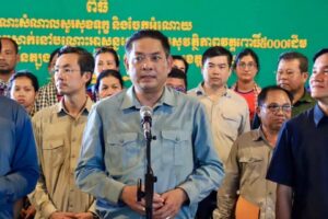 Read more about the article ឯកឧត្តម ប៉ែន កុសល្យ ដឹកនាំប្រតិភូខេត្ត និងតំណាងសប្បុរសជនទូទាំងខេត្តត្បូងឃ្មុំ អញ្ជើញចុះសួរសុខទុក្ខ និងនាំយកគ្រឿងឧបភោគ-បរិភោគ ជាច្រើនមុខ ព្រមទាំងថវិកា ជូនដល់បងប្អូនភៀសសឹក នៅខេត្តព្រះវិហារ