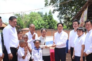 Read more about the article ឯកឧត្តម ប៉ែន កុសល្យ អញ្ជើញចូលរួមជាមួយសមាគមឧកញ៉ាកម្ពុជា នាំយកសារលិខិតរំលែកទុក្ខ និងថវិកា ចំនួន ១ ម៉ឺនដុល្លារ របស់សមាគម ឧបត្ថម្ភដល់ក្រុមគ្រួសារសពវីរៈកងទ័ពពលី ២ រូប ក្នុងស្រុកក្រូចឆ្មារ និងស្រុកមេមត់ ខេត្តត្បូងឃ្មុំ