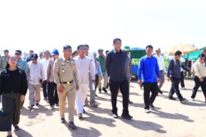 Read more about the article អភិបាលខេត្តត្បូងឃ្មុំ ចុះត្រួតពិនិត្យទីតាំងទីទួលសុវត្ថិភាព និងជួបសំណេះសំណាល សួរសុខទុក្ខ បងប្អូនប្រជាពលរដ្ឋដែលបានជម្លៀសពីទឹកជំនន់ មកកាន់ទួលសុវត្ថិភាព ក្នុងមូលដ្ឋានស្រុកត្បូងឃ្មុំ