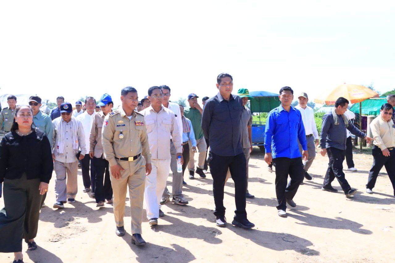 You are currently viewing អភិបាលខេត្តត្បូងឃ្មុំ ចុះត្រួតពិនិត្យទីតាំងទីទួលសុវត្ថិភាព និងជួបសំណេះសំណាល សួរសុខទុក្ខ បងប្អូនប្រជាពលរដ្ឋដែលបានជម្លៀសពីទឹកជំនន់ មកកាន់ទួលសុវត្ថិភាព ក្នុងមូលដ្ឋានស្រុកត្បូងឃ្មុំ