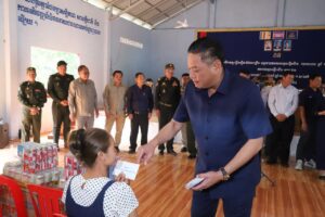 Read more about the article គ្រួសារវីរៈកងទ័ពជួរមុខរស់នៅស្រុកមេមត់ ចំនួន ៥៩ គ្រួសារ ទទួលបានអំណោយ ព្រមទាំងថវិកា ពីអភិបាលខេត្តត្បូងឃ្មុំ