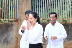 Read more about the article លោកជំទាវបណ្ឌិត ពេជ ចន្ទមុន្នី ហ៊ុនម៉ាណែត អញ្ជើញគោរពវិញ្ញាណក្ខន្ធវីរយុទ្ធជនពលី អនុសេនីយ៍ឯក អ៊ុន វណ្ណា  នៅសមរភូមិមុខក្នុងបុព្វេហេតុការពារបូរណភាពទឹកដី តំបន់ប្រាសាទតាក្របី