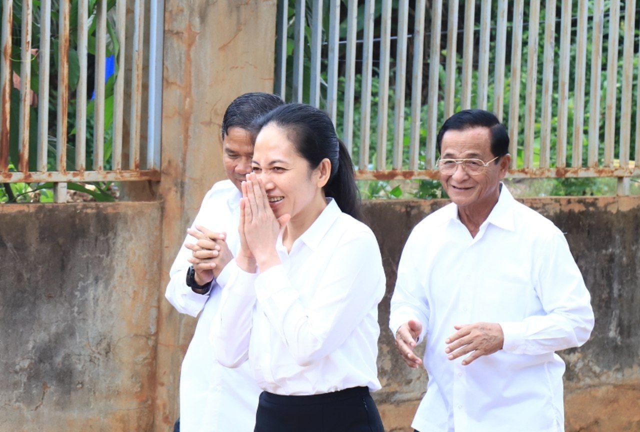 You are currently viewing លោកជំទាវបណ្ឌិត ពេជ ចន្ទមុន្នី ហ៊ុនម៉ាណែត អញ្ជើញគោរពវិញ្ញាណក្ខន្ធវីរយុទ្ធជនពលី អនុសេនីយ៍ឯក អ៊ុន វណ្ណា  នៅសមរភូមិមុខក្នុងបុព្វេហេតុការពារបូរណភាពទឹកដី តំបន់ប្រាសាទតាក្របី
