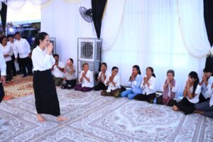 Read more about the article លោកជំទាវបណ្ឌិត ពេជ ចន្ទមុន្នី ហ៊ុនម៉ាណែត អញ្ជើញគោរពវិញ្ញាណក្ខន្ធវីរយុទ្ធជនពលី អនុសេនីយ៍ឯក ឆៃ រ័ត្ន  នៅសមរភូមិមុខក្នុងបុព្វេហេតុការពារបូរណភាពទឹកដី តំបន់មុំបី