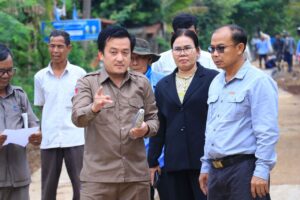 Read more about the article ថ្នាក់ដឹកនាំខេត្តត្បូងឃ្មុំ ចុះត្រួតពិនិត្យ វាយតម្លៃ ផ្លូវបេតុងអាមេ ១ខ្សែ អនុវត្តបាន ៥០% ក្នុងស្រុកត្បូងឃ្មុំ និងប្រគល់-ទទួល នូវសមិទ្ធផលផ្លូវបេតុងអាមេ ក្នុងស្រុកមេមត់ ព្រមទាំងបន្តចុះពិនិត្យទីតាំង ស្នើសុំវិនិយោគបង្កើតរោងចក្រកែច្នៃជ័រកៅស៊ូ ក្នុងស្រុកពញាក្រែក