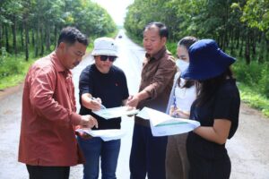 Read more about the article គណៈកម្មាការអន្តរក្រសួង រួមមាន ក្រសួងអភិវឌ្ឍន៍ និងក្រសួងសេដ្ឋកិច្ច ចុះត្រួតពិនិត្យ និងវាយតម្លៃ ការងារថែទាំប្រចាំផ្លូវ ៩ខ្សែ ប្រវែងសរុប ៩១,៩៦០ម៉ែត្រ ក្នុងភូមិសាស្ត្រ ខេត្តត្បូងឃ្មុំ