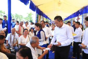 Read more about the article អភិបាលខេត្តត្បូងឃ្មុំ និងថ្នាក់ដឹកនាំខេត្ត ព្រមទាំងមន្រ្តីរាជការ នៃរដ្ឋបាលខេត្ត អញ្ជើញកាន់បិណ្ឌវេនទី ១ និងរាប់បាត្រ នៅវត្តតេជសុវណ្ណភូមិ