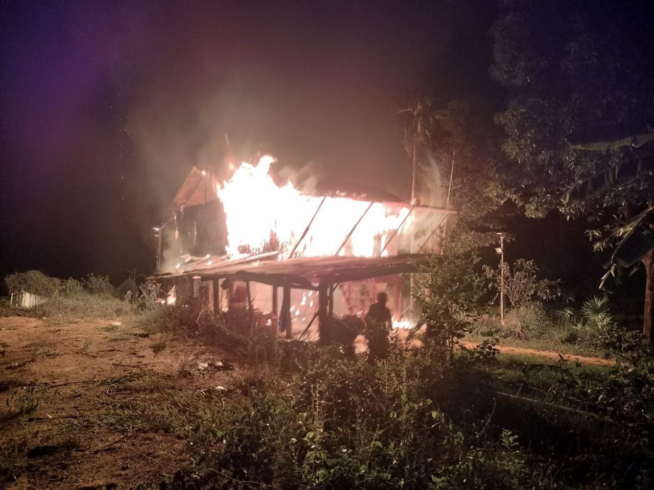 You are currently viewing ឆ្លងចរន្តអគ្គីសនីបង្ករជាអគ្គីសភ័យឆាបឆេះផ្ទះ និងទ្រព្យសម្បត្តិខ្ទេចអស់ខណ:ម្ចាស់ផ្ទះមិននៅ