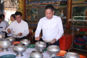 Read more about the article អភិបាលខេត្តត្បូងឃ្មុំ និងក្រុមប្រឹក្សាខេត្ត អញ្ជើញកាន់កាន់បិណ្ឌ និងរាប់បាត្រ បង្សុកូល បិណ្ឌវេនទី៦ នៅវត្តបទុមរតនារាម(វត្តមេមត់)