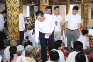 Read more about the article ឯកឧត្តម ប៉ែន កុសល្យ អភិបាលខេត្តត្បូងឃ្មុំ អញ្ជើញចូលរួមកាន់បិណ្ឌវេនទី៨ នៅវត្តសេតហត្ថី (វត្តដំរិល) ក្នុងស្រុកអូររាំងឪ