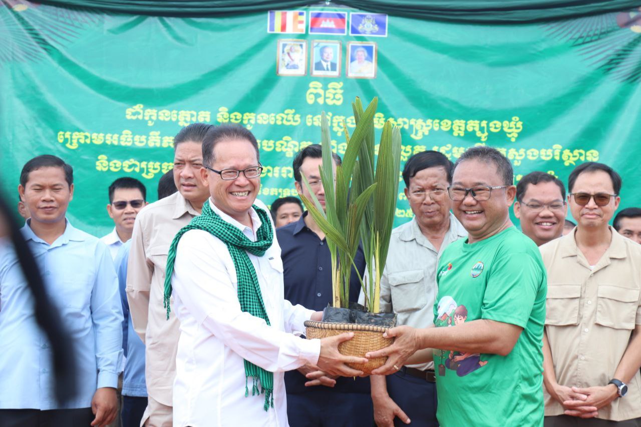 Read more about the article ឯកឧត្តមបណ្ឌិត អ៊ាង សុផល្លែត អញ្ជើញដាំកូនឈើ និងកូនត្នោត ចំនួន ២២.០០០ ដើម ក្នុងខេត្តត្បូងឃ្មុំ ដើម្បីសម្រេចឱ្យបានគោលដៅ ១ លានដើមនៅទូទាំងប្រទេស