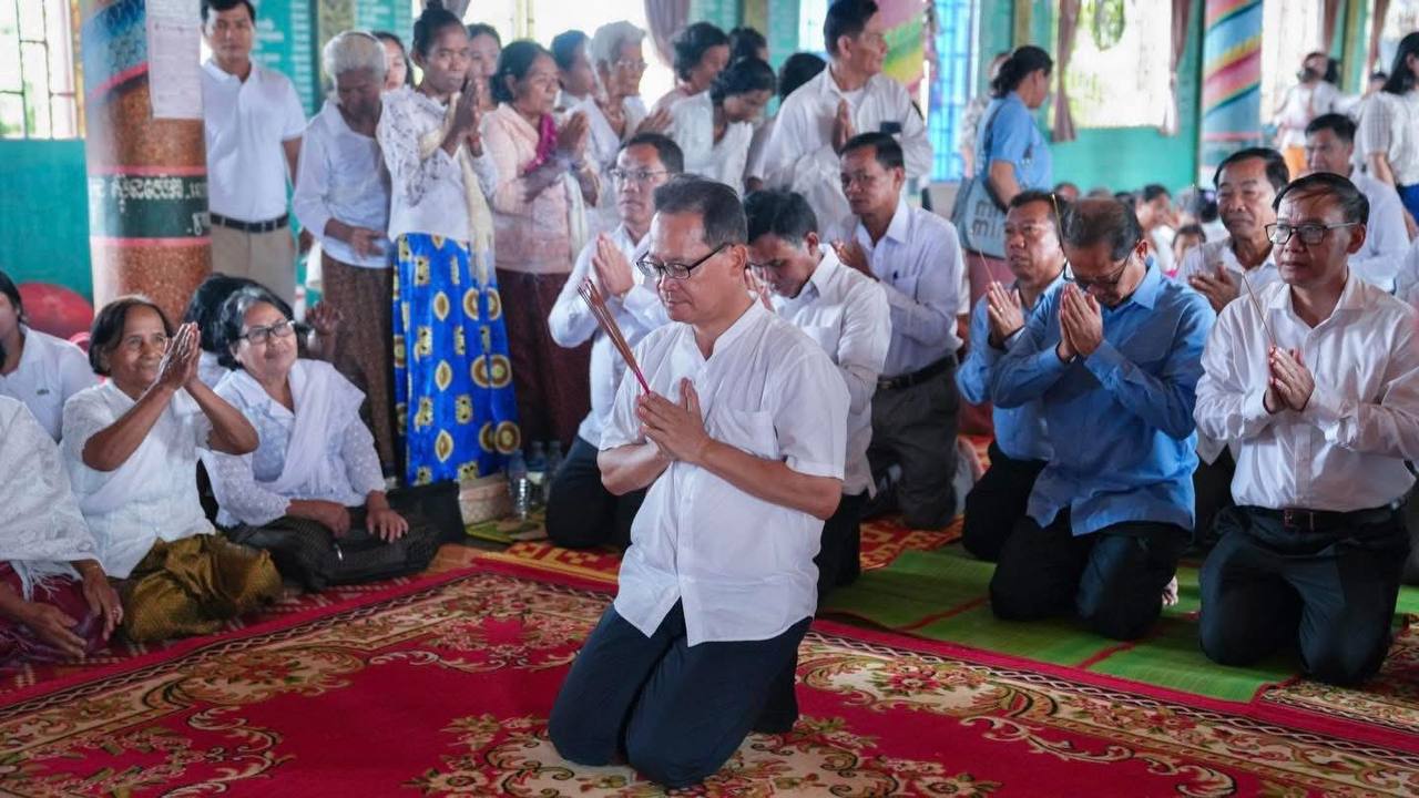 Read more about the article ឯកឧត្តមបណ្ឌិត អ៊ាង សុផល្លែត អញ្ជើញចូលរួមពិធីសាសនា ប្រគេនទេយ្យវត្ថុ និងរំលឹកគុណវីរៈកងទ័ព នៅវត្តព្រះលានព្រះ វត្តសុវណ្ណបទុមវតី និងវត្តមណីរតនាថ្មដា