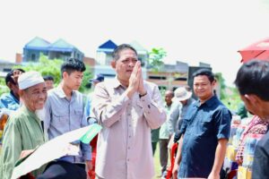 Read more about the article ប្រជាពលរដ្ឋរងគ្រោះដោយទឹកជំនន់ទន្លេមេគង្គចំនួន ៩៩៨ គ្រួសារកំពង់ស្នាក់នៅទីទួលសុវត្ថិភាព អទួលបានអំណោយ ដែលជាកញ្ចប់ស្បៀងបម្រុងរបស់រាជរដ្ឋាភិបាលកម្ពុជា