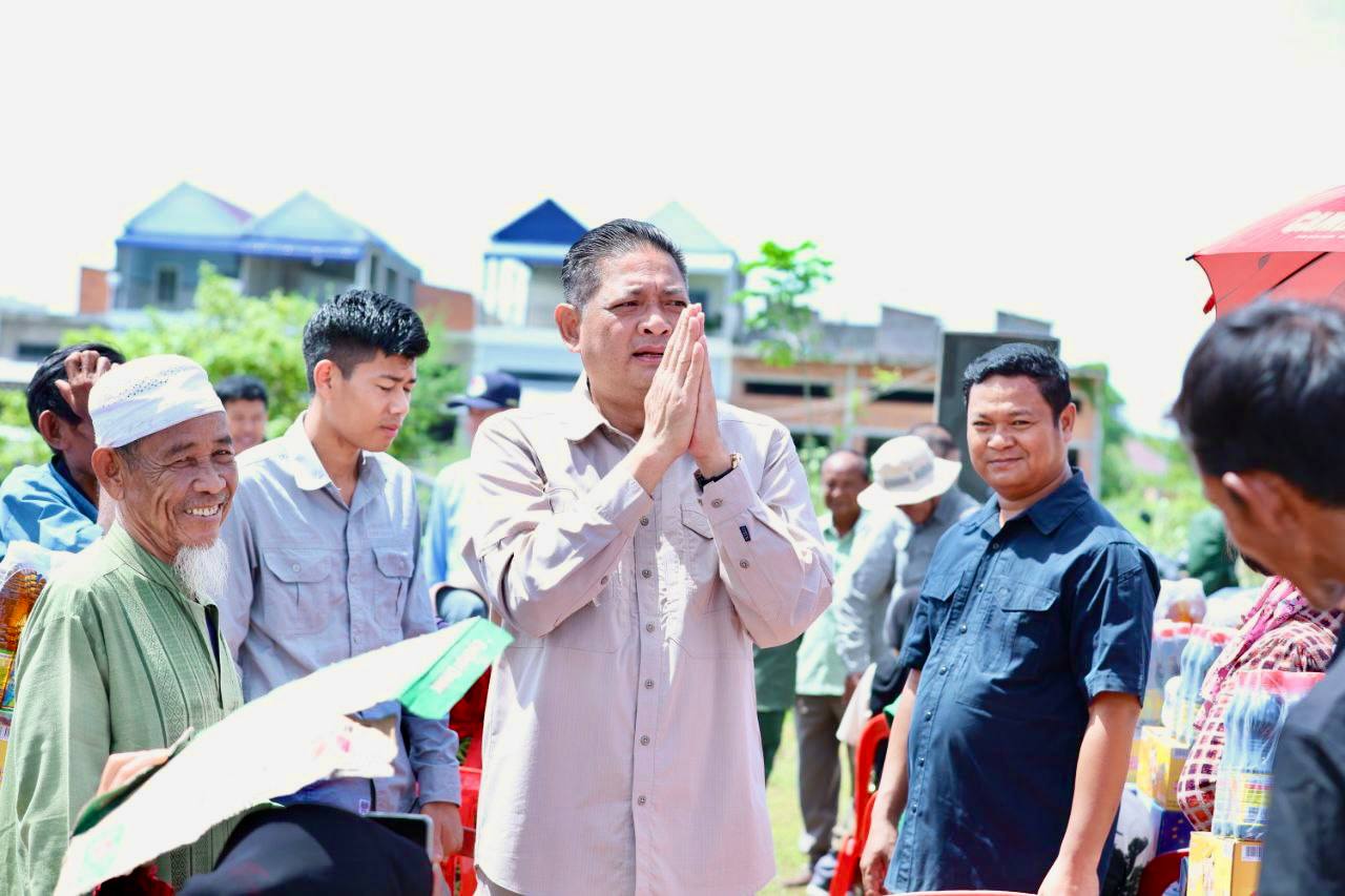 You are currently viewing ប្រជាពលរដ្ឋរងគ្រោះដោយទឹកជំនន់ទន្លេមេគង្គចំនួន ៩៩៨ គ្រួសារកំពង់ស្នាក់នៅទីទួលសុវត្ថិភាព អទួលបានអំណោយ ដែលជាកញ្ចប់ស្បៀងបម្រុងរបស់រាជរដ្ឋាភិបាលកម្ពុជា