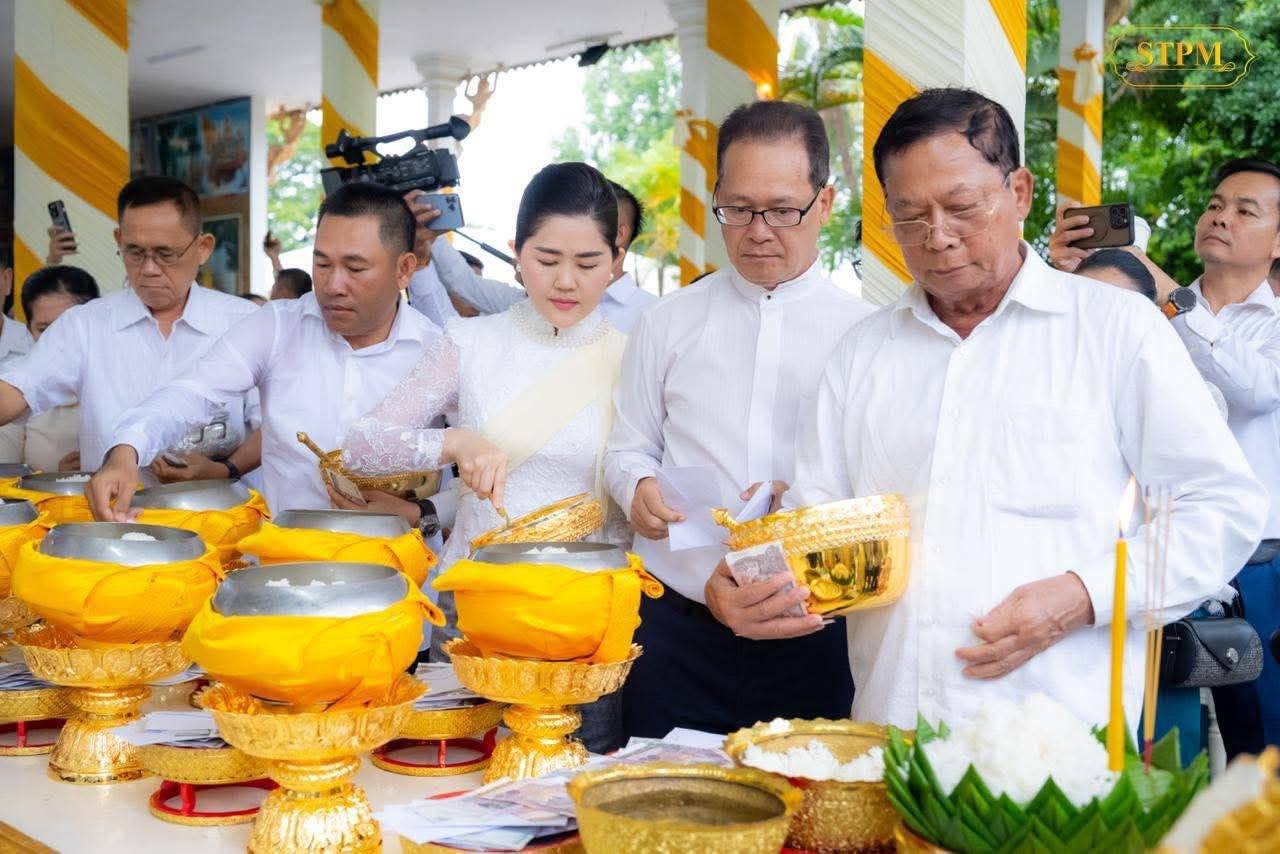 You are currently viewing ឯកឧត្តមបណ្ឌិត អ៊ាង សុផល្លែត និងលោកជំទាវ អញ្ជើញចូលរួមអម សម្តេចធិបតី ហ៊ុន ម៉ាណែត អញ្ចើញចូលរួមពិធីបុណ្យភ្ជុំបិណ្ឌក្នុងក្រុងឧត្តុង្គម៉ែជ័យ ខេត្តកំពង់ស្ពឺ