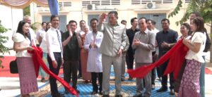 Read more about the article ឯកឧត្តម ប៉ែន កុសល្យ អញ្ជើញសម្ពោធដាក់ឲ្យប្រើប្រាស់ជាផ្លូវការ នូវអគារវះកាត់ ១ខ្នង នៅមន្ទីរពេទ្យបង្អែកព្រះនរោត្តមសីហនុត្បូងឃ្មុំ ក្រុងសួង