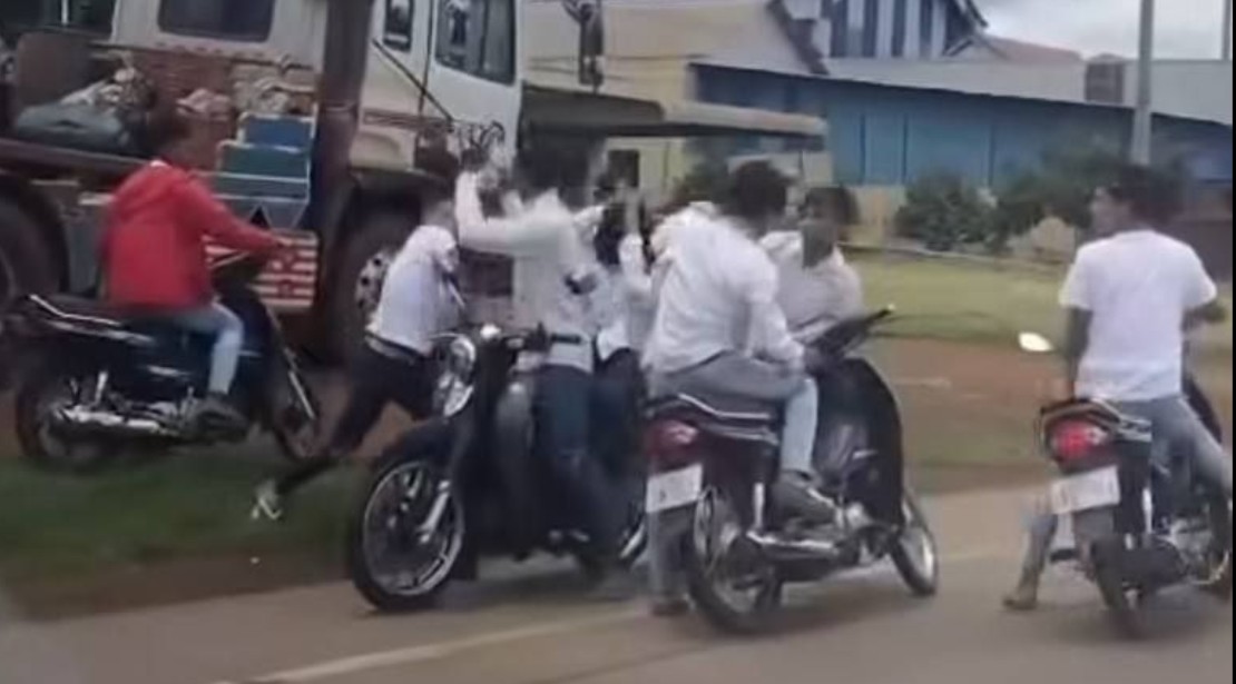 Read more about the article ក្រុមក្មេងទំនើង ១ ក្រុម ប្រើហិង្សា លើយុវជនម្នាក់ នៅតាមផ្លូវសាធារណៈ ត្រូវបាននគរបាលខេត្តត្បូងឃ្មុំ ស្រាវជ្រាវបង្ក្រាបឃាត់ខ្លួនបានចំនួន ៤ នាក់