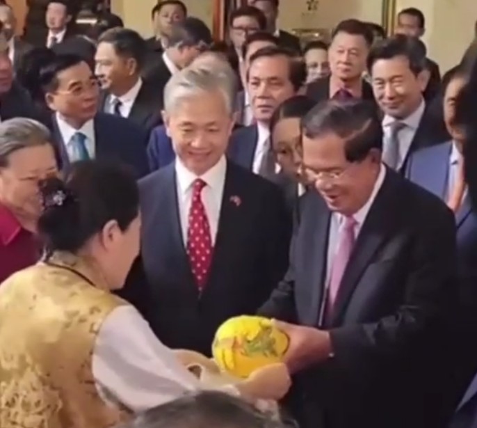 Read more about the article សម្ដេចតេជោ ហ៊ុន សែន អញ្ជើញចូលរួមពិធីអបអរខួបអនុស្សាវរីយ៍លើកទី ៧៦ នៃថ្ងៃបង្កើតសាធារណរដ្ឋប្រជាមានិតចិន