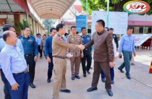 Read more about the article ឯកឧត្តម ប៉ែន កុសល្យ និងឯកឧត្តម អ៊ុន ចាន់ដា អញ្ជើញចុះសួរសុខទុក្ខ ភរិយាយោធិនជួរមុខ និងគ្រួសារសម្រាលបានកូនភ្លោះ ៣ នាក់