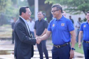 Read more about the article ឯកឧត្តមបណ្ឌិតសភាចារ្យ ហង់ជួន ណារ៉ុន អញ្ជើញបើកវិញ្ញាសា និងត្រួតពិនិត្យដំណើរការ ប្រឡងជ្រើសរើសសិស្សឆ្នើមថ្នាក់ទី ១០ ប្រចាំ ស្រុកព្រៃឈរ ពានរង្វាន់សម្តេចមហាបវរធិបតី ហ៊ុន ម៉ាណែត