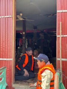 Read more about the article ឯកឧត្តមទេសរដ្ឋមន្រ្តី គន់ គីម អញ្ជើញចុះពិនិត្យស្ថានភាពទឹកទន្លេ និងសួរសុខទុក្ខពលរដ្ឋជម្លៀសទៅកាន់ទីទួលសុវត្ថិភាព  ក្នុងខេត្តត្បូងឃ្មុំ