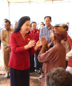 Read more about the article ប្រជាពលរដ្ឋងាយរងគ្រោះបំផុតដោយគ្រោះទឹកជំនន់ចំនួន ១.៨០០ គ្រួសារក្នុងស្រុកត្បូងឃ្មុំ ទួលបានអំណោយមនុស្សធម៌ ពីសម្ដេចកិត្តិព្រឹទ្ធបណ្ឌិត