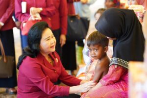 Read more about the article សម្តេចកិត្តិព្រឹទ្ធបណ្ឌិត ប៊ុន រ៉ានី ហ៊ុនសែន នាំយកព្រះរាជអំណោយសម្តេចព្រះមហាក្សត្រី ចែកជូនប្រជាពលរដ្ឋរងគ្រោះដោយទឹកជំនន់ ១.៨០០ គ្រួសារ នៅខេត្តត្បូងឃ្មុំ