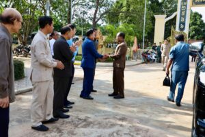 Read more about the article ឯកឧត្តម វង សូត អញ្ជើញជួបសំណេះសំណាល និងប្រគល់រង្វាន់លើកទឹកចិត្តដល់សិស្សនិទ្ទេស A B C មកពីវិទ្យាល័យសម្តេច ហេង សំរិន អន្លងជ្រៃ និងវិទ្យាល័យជាច