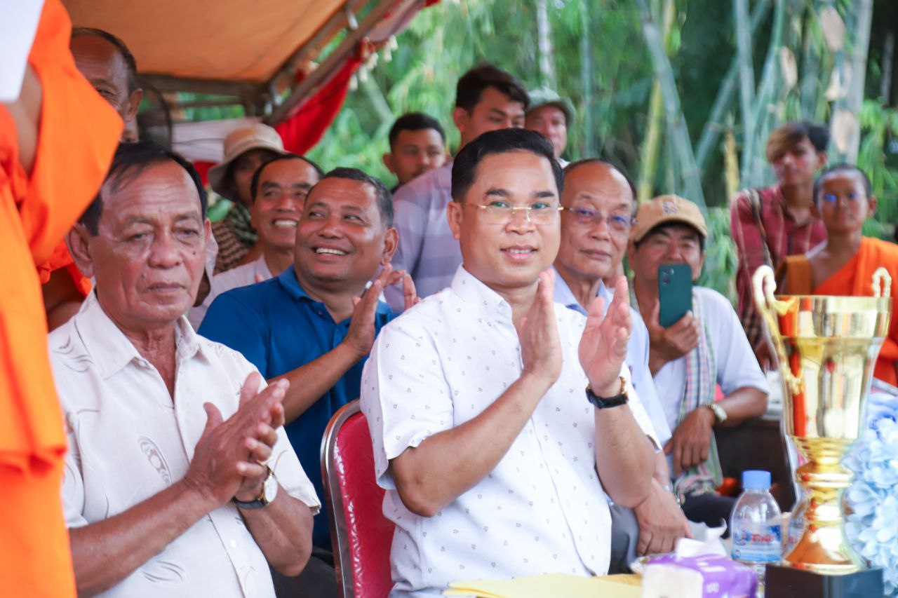 You are currently viewing លោក សេង សុខខឿន អញ្ជើញចូលរួមពិធីអុំទូកខ្នាតខ្លី នៅព្រែកពាម ដើម្បីអបអរសាទរ ពិធីបុណ្យកឋិនទាន ដង្ហែរមកកាន់ វត្តពាមមង្គល (វត្តពាម)