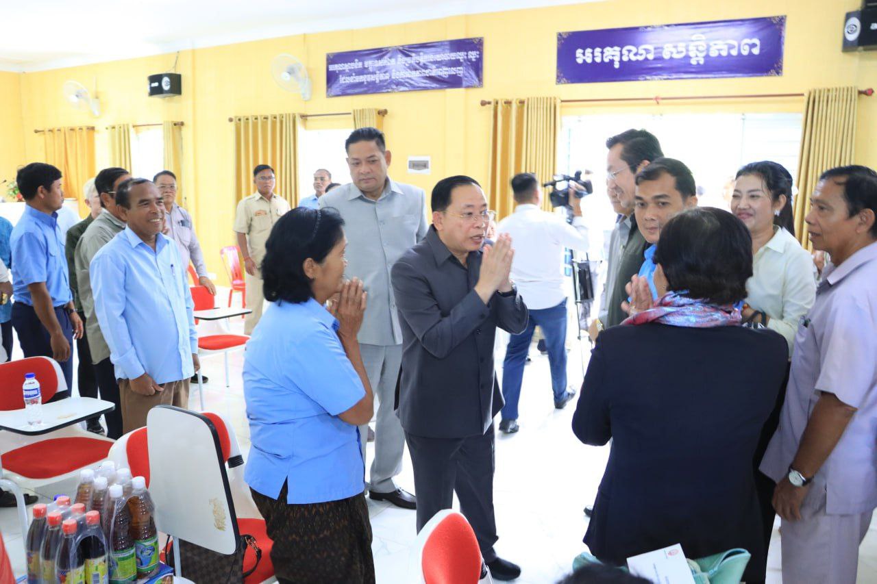 You are currently viewing ឯកឧត្តមបណ្ឌិត ចាយ បូរិន ចុះសួរសុខទុក្ខពលករនៅស្រុកតំបែរ ជំរុញឱ្យចាប់យកការងារក្នុងស្រុក និងអំពាវនាវឱ្យជឿជាក់លើយុទ្ធសាស្ត្ររាជរដ្ឋាភិបាលចំពោះបញ្ហាព្រំដែន