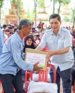 Read more about the article ឯកឧត្តម វេជ្ជបណ្ឌិត សុះ មុះសិន នាំយកអំណោយសង្គ្រោះបន្ទាន់ និងពាំនាំព្រះរាជបណ្ដាំសាកសួរសុខទុក្ខពី «ហ្លួងម៉ែ» ជូនពលរដ្ឋរងគ្រោះដោយទឹកជំនន់ជាង ១ពាន់គ្រួសារ នៅស្រុកត្បូងឃ្មុំ ខេត្តត្បូងឃ្មុំ