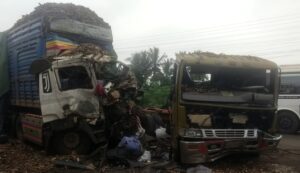 Read more about the article គ្រោះថ្នាក់ចរ៉ាចរណ៍ រវាងរថយន្ត និងរថយន្ត ២ គ្រឿងបុកគ្នាពេញទំហឹង បណ្តាលឱ្យមនុស្សស្លាប់ម្នាក់របួសម្នាក់