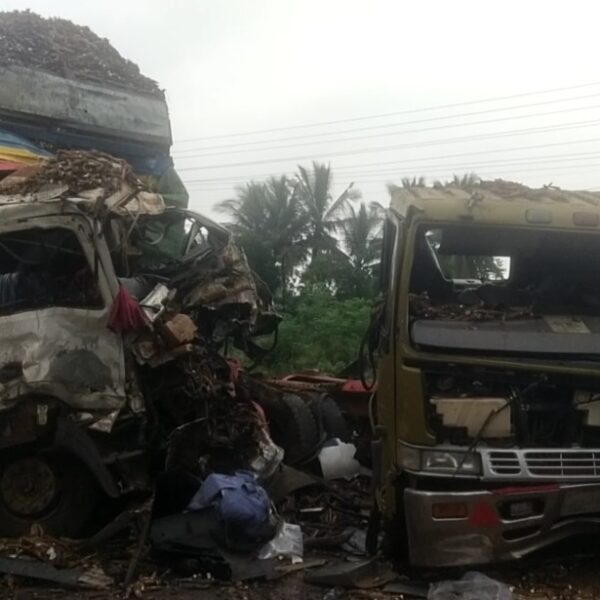 គ្រោះថ្នាក់ចរ៉ាចរណ៍ រវាងរថយន្ត និងរថយន្ត ២ គ្រឿងបុកគ្នាពេញទំហឹង បណ្តាលឱ្យមនុស្សស្លាប់ម្នាក់របួសម្នាក់