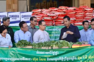 Read more about the article ឯកឧត្តមបណ្ឌិត អ៊ាង សុផល្លែត នាំយកអំណោយ របស់សម្តេច តេជោ ហ៊ុន សែន ប្រធានព្រឹទ្ធសភា និងសម្តេច កិត្តិព្រឹទ្ធបណ្ឌិត ប៊ុន រ៉ានី ហ៊ុនសែន និងសម្តេច ធិបតី ហ៊ុន ម៉ាណែត នាយករដ្ឋមន្រ្តីនៃ ព្រះរាជាណាចក្រកម្ពុជា និងលោកជំទាវបណ្ឌិត ពេជ ចន្ទមុន្នី ជូនដល់បងប្អូនភៀសសឹកនៅទីកន្លែងសុវត្ថិភាពខេត្តសៀមរាប