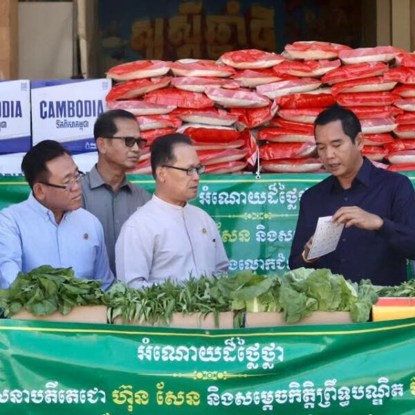 ឯកឧត្តមបណ្ឌិត អ៊ាង សុផល្លែត នាំយកអំណោយ របស់សម្តេច តេជោ ហ៊ុន សែន ប្រធានព្រឹទ្ធសភា និងសម្តេច កិត្តិព្រឹទ្ធបណ្ឌិត ប៊ុន រ៉ានី ហ៊ុនសែន និងសម្តេច ធិបតី ហ៊ុន ម៉ាណែត នាយករដ្ឋមន្រ្តីនៃ ព្រះរាជាណាចក្រកម្ពុជា និងលោកជំទាវបណ្ឌិត ពេជ ចន្ទមុន្នី ជូនដល់បងប្អូនភៀសសឹកនៅទីកន្លែងសុវត្ថិភាពខេត្តសៀមរាប