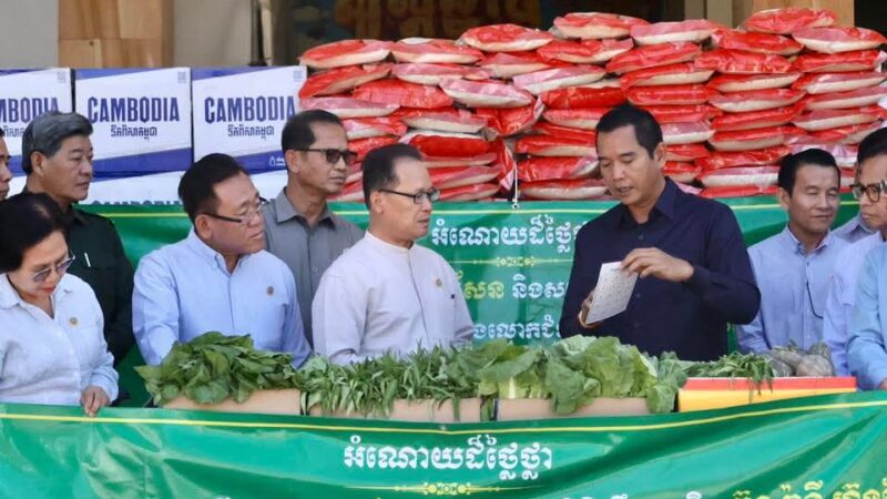 ឯកឧត្តមបណ្ឌិត អ៊ាង សុផល្លែត នាំយកអំណោយ របស់សម្តេច តេជោ ហ៊ុន សែន ប្រធានព្រឹទ្ធសភា និងសម្តេច កិត្តិព្រឹទ្ធបណ្ឌិត ប៊ុន រ៉ានី ហ៊ុនសែន និងសម្តេច ធិបតី ហ៊ុន ម៉ាណែត នាយករដ្ឋមន្រ្តីនៃ ព្រះរាជាណាចក្រកម្ពុជា និងលោកជំទាវបណ្ឌិត ពេជ ចន្ទមុន្នី ជូនដល់បងប្អូនភៀសសឹកនៅទីកន្លែងសុវត្ថិភាពខេត្តសៀមរាប